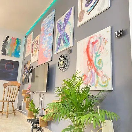 Maison D'artiste Hostel *