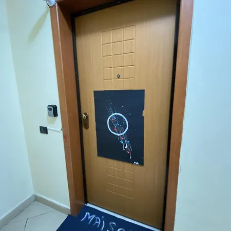 Maison D'artiste אכסניה טיראנה